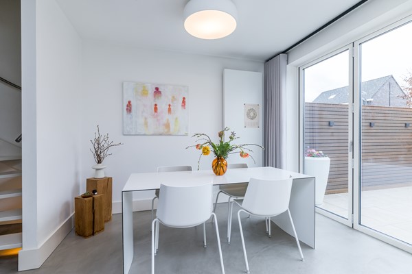 Foto - Te koop: In een rustige en kindvriendelijke woonomgeving staat deze moderne geschakelde twee-onder-een-kapwoning (bouwjaar 2011) met aangebouwde stenen garage, stijlvolle overkapping, vier slaapkamers, twee...